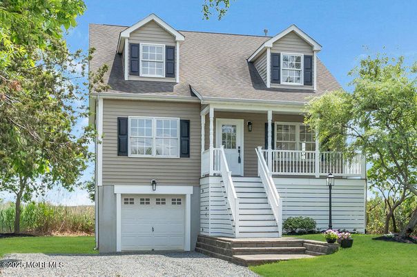 Attached, Exterior, Facade, Cape Cod