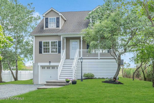 Attached, Exterior, Facade, Cape Cod