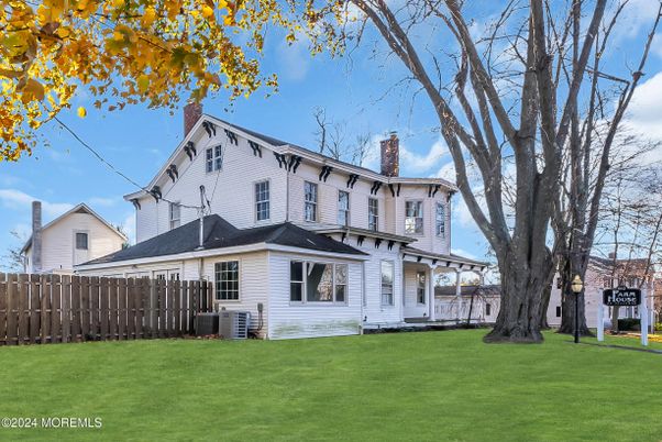 Backyard, Exterior, Facade, Queen Anne Victorian
