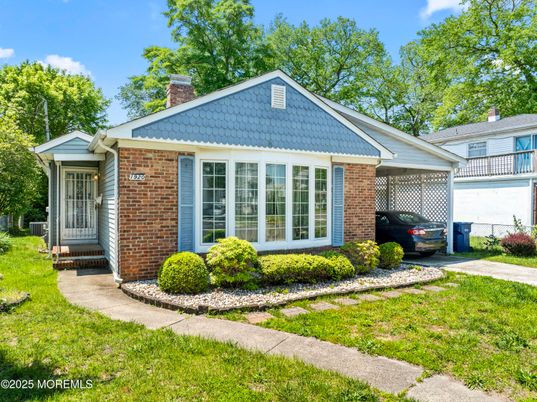 Exterior, Facade, Brick Facade, Ranch