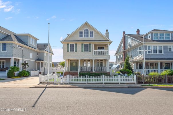Exterior, Facade, Queen Anne Victorian