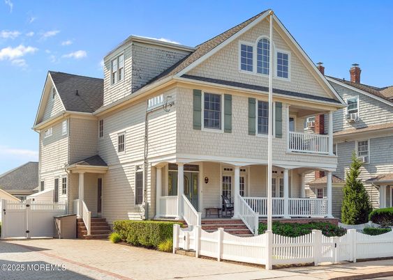 Exterior, Facade, Queen Anne Victorian