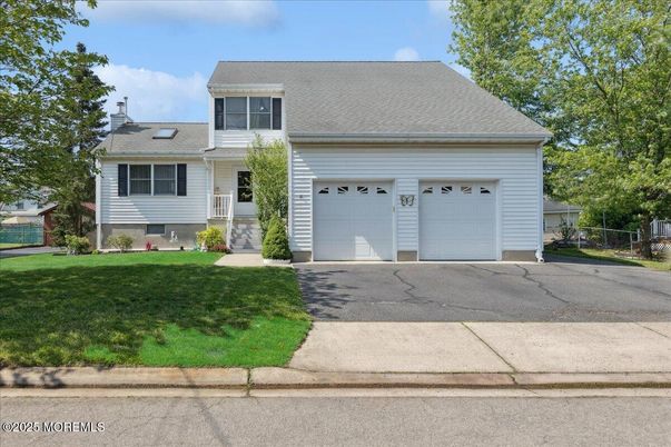 Attached, Exterior, Facade, Cape Cod