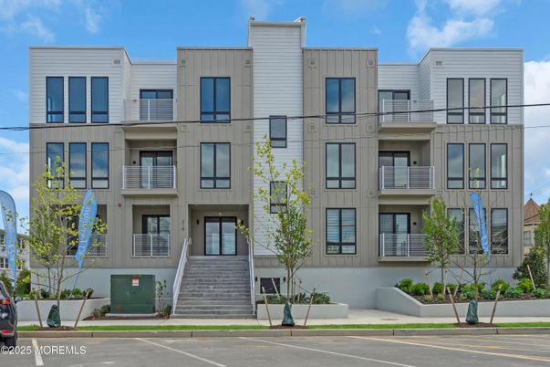 Exterior, Facade, Rowhouse