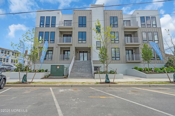 Exterior, Facade, Rowhouse