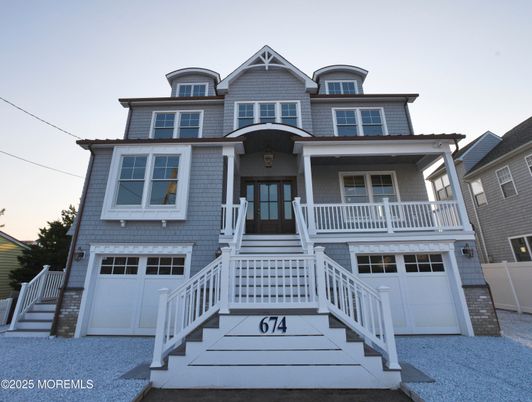 Attached, Exterior, Facade, Queen Anne Victorian