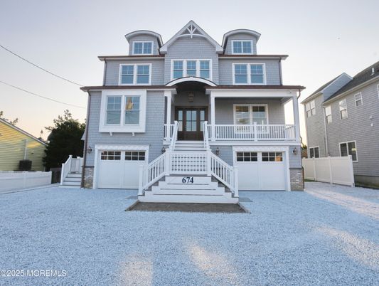 Attached, Exterior, Facade, Queen Anne Victorian