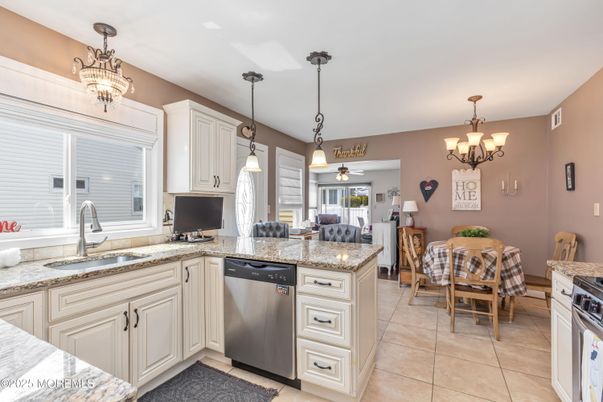 Chandelier, Dining room, Interior, Kitchen, Pendant Lights
