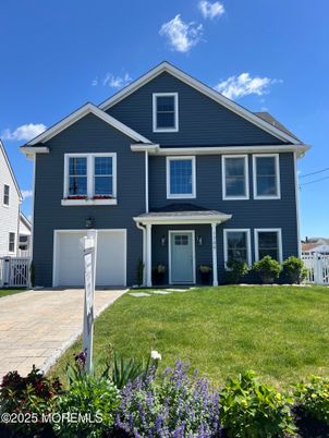 Attached, Exterior, Facade, American Craftsman