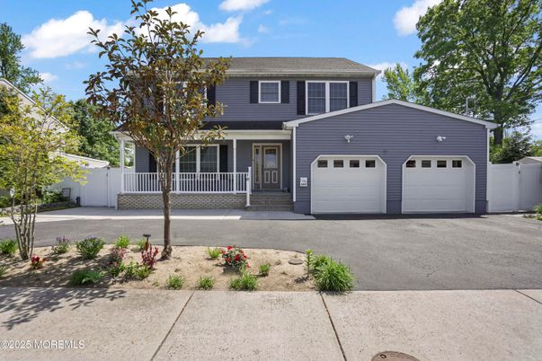 Attached, Exterior, Facade, American Craftsman