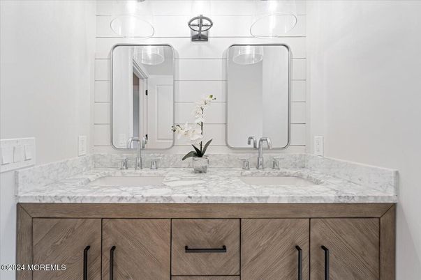 Bathroom, Dual Sink Vanities, Interior