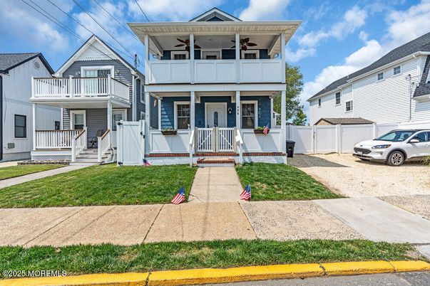 Exterior, Facade, American Foursquare