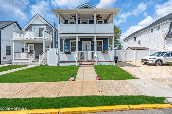 Exterior, Facade, American Foursquare