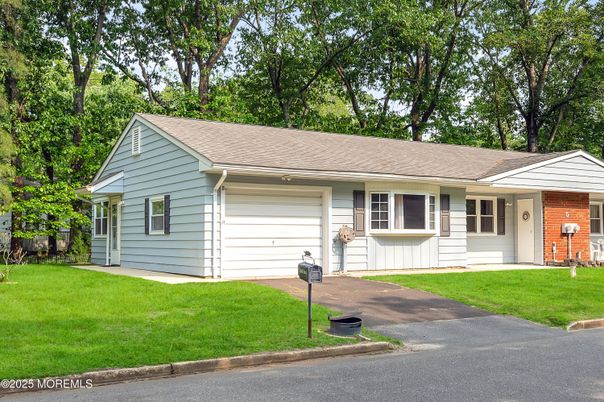 Attached, Exterior, Facade, Ranch