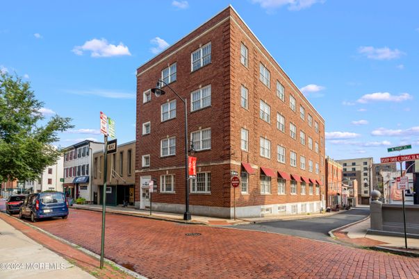 Exterior, Facade, Brick Facade, Chicago School