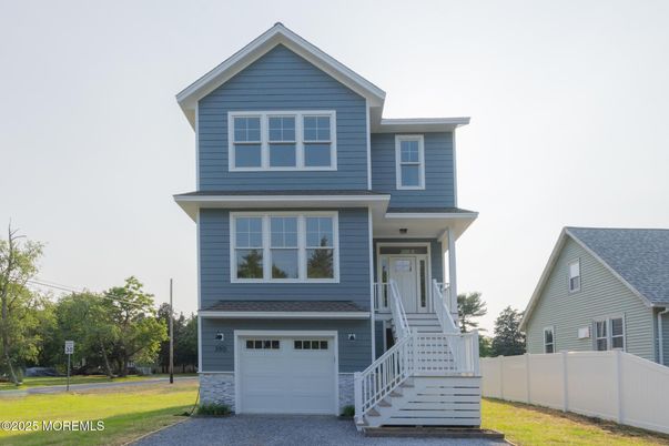 Attached, Exterior, Facade, American Craftsman