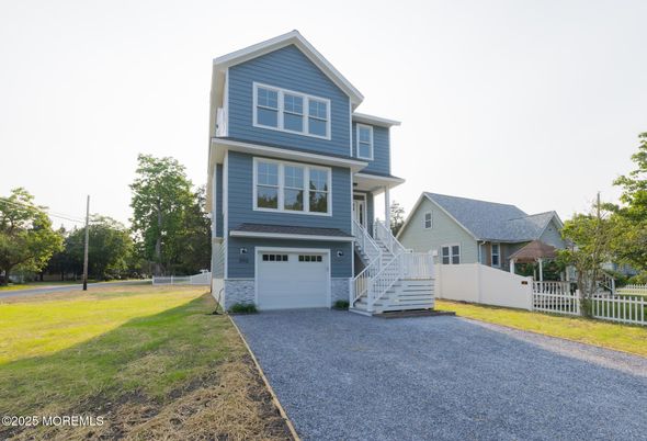 Attached, Exterior, Facade, American Craftsman