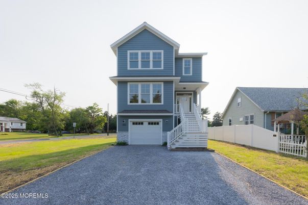 Attached, Exterior, Facade, Split Level