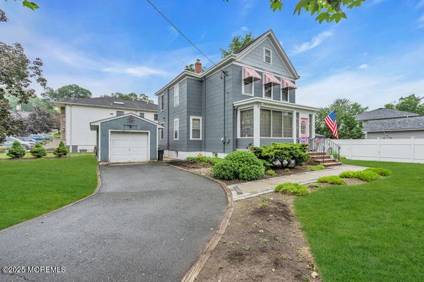 Attached, Exterior, Facade, Queen Anne Victorian