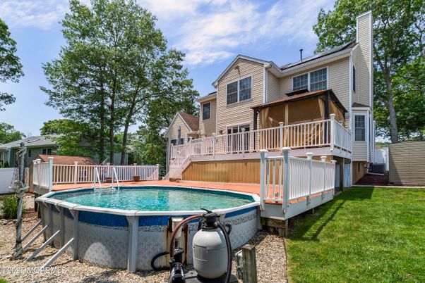 Exterior, Pool