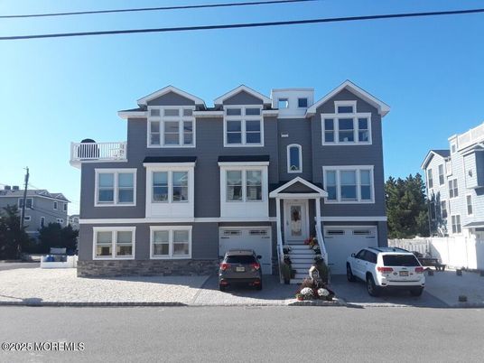 Attached, Exterior, Facade, Rowhouse
