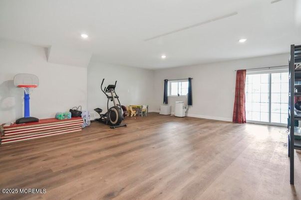 Fitness Equipment, Interior, Recessed Lighting, Wood Texture Flooring
