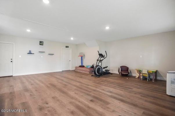 Fitness Equipment, Interior, Recessed Lighting, Wood Texture Flooring