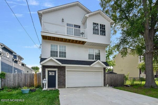 Attached, Exterior, Facade, Brick Facade, American Craftsman