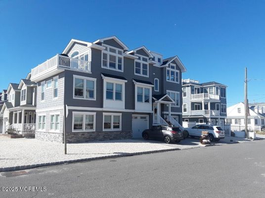 Exterior, Facade, Rowhouse