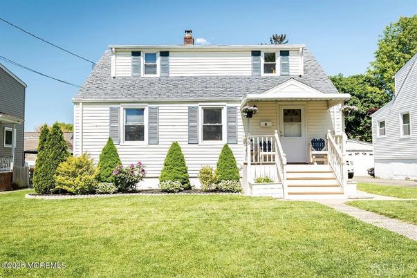 Exterior, Facade, Cape Cod
