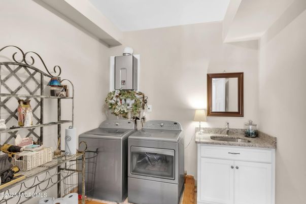 Interior, Washer, Wood Texture Flooring