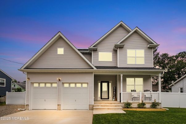 Attached, Exterior, Facade, American Craftsman
