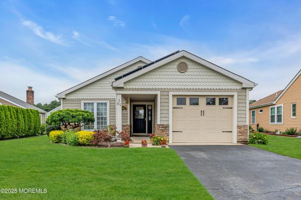 Attached, Exterior, Facade, American Craftsman