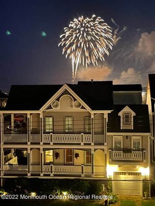 Attached, Exterior, Facade, Queen Anne Victorian