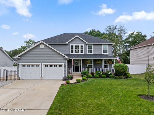 Attached, Exterior, Facade, Farmhouse