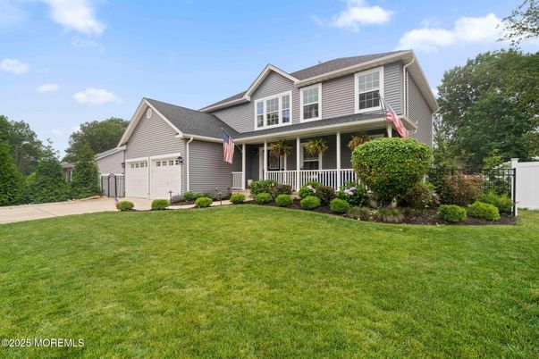 Attached, Exterior, Facade, Farmhouse