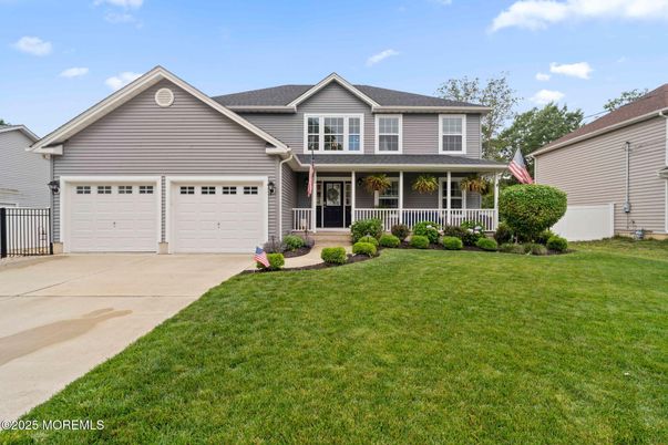 Attached, Exterior, Facade, Farmhouse
