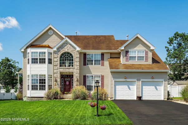 Attached, Exterior, Facade, Farmhouse