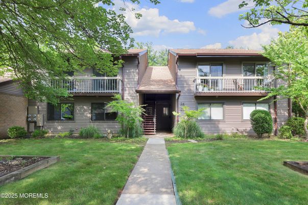 Exterior, Facade, Raised Ranch
