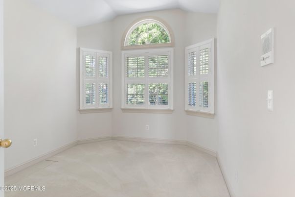 Empty room, Interior