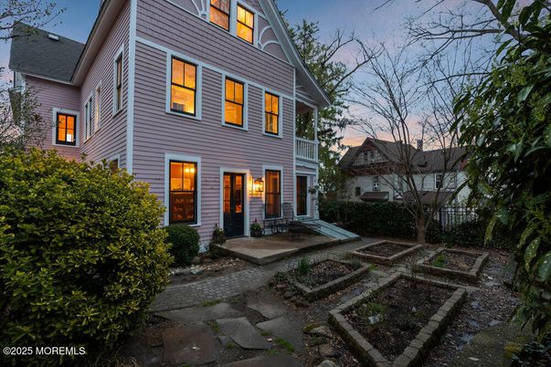 Exterior, Facade, Queen Anne Victorian