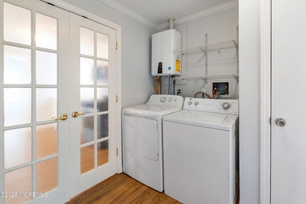 Interior, Utility Closets, Washer, Wood Texture Flooring