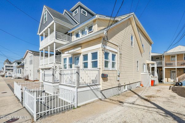 Exterior, Facade, Queen Anne Victorian