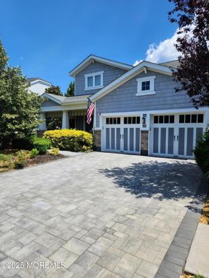 Attached, Exterior, Facade, American Craftsman