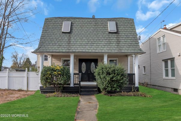 Exterior, Facade, Cape Cod