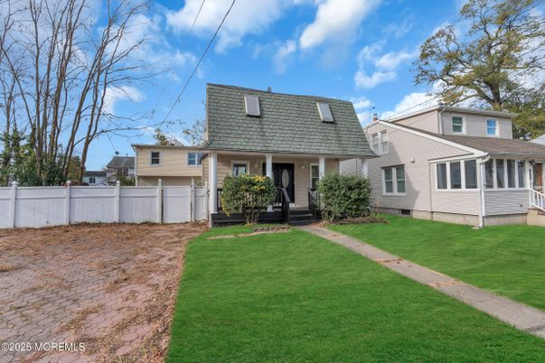 Attached, Exterior, Facade, Cape Cod