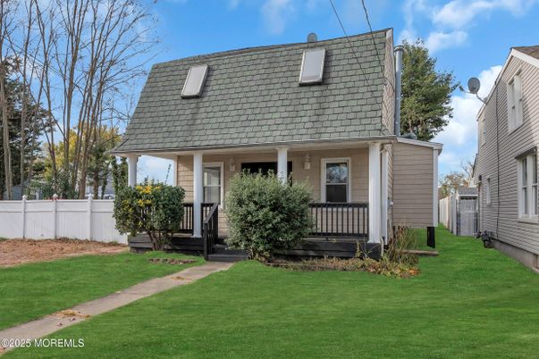 Exterior, Facade, Cape Cod