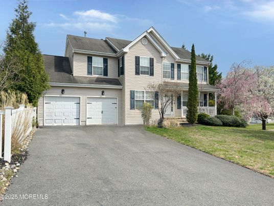 Attached, Exterior, Facade, Farmhouse