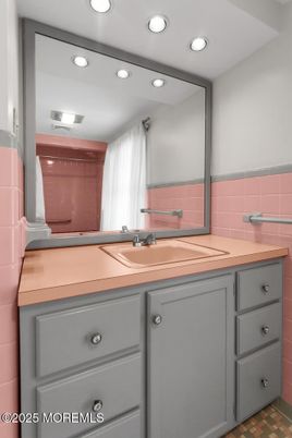Bathroom, Interior, Recessed Lighting