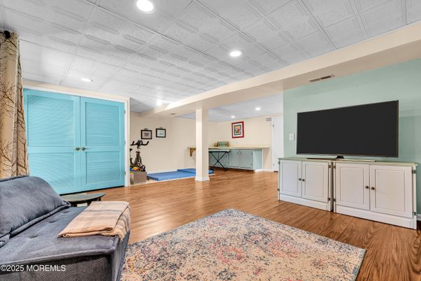 Fitness Equipment, Interior, Recessed Lighting, Wood Texture Flooring